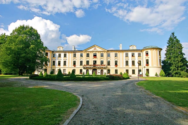 Zahrádky Castle