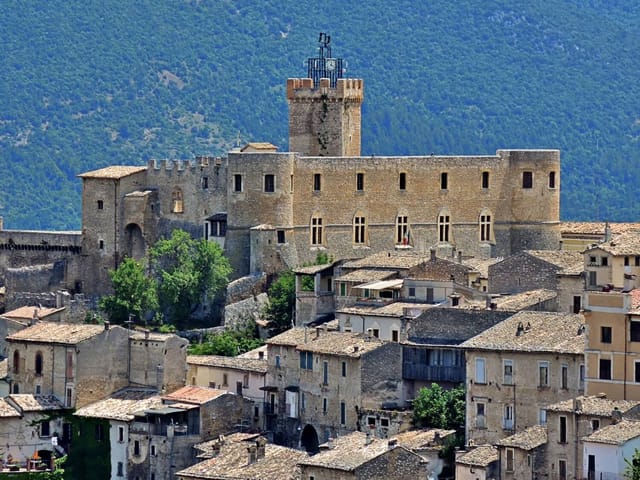 Castello Piccolomini (Capestrano)